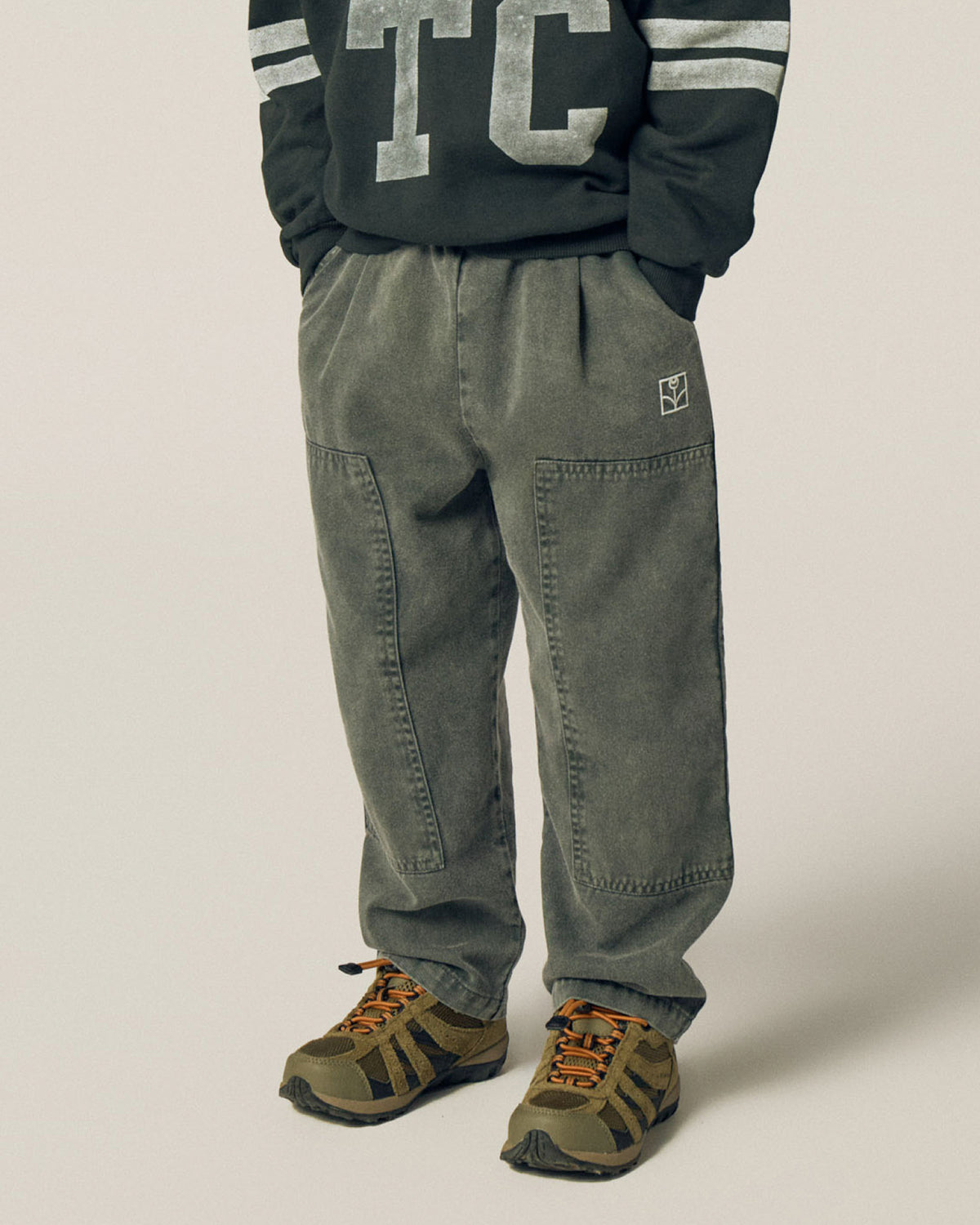 Pantalón Gris Parches